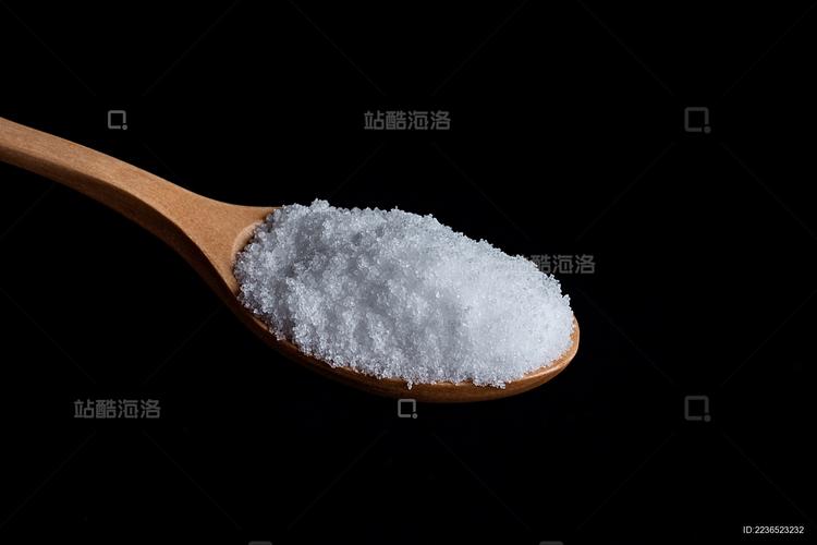 一勺食用盐在黑色背景上，非食用盐 一场关于纯白与黑暗的视觉寓言